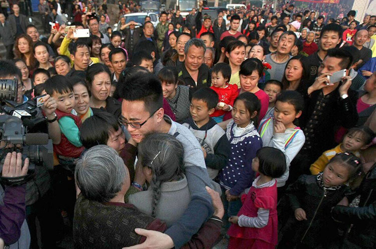 宁夏4岁男孩被拐 26年后母子终团聚感动全村 